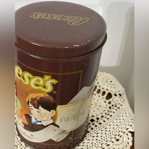 Vintage Reese’s Tin. Condition issues-preloved - Picture 4 of 10